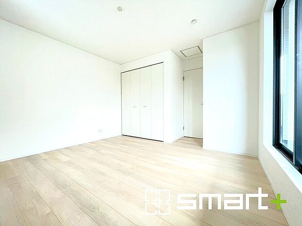 〜自然な風合いの洋室〜 ・ナチュラルな色彩で纏められた洋室は家具のコーディネートもしやすくなっております。 ・どんな家具にするか考えるだけでも楽しくなってきますね。 