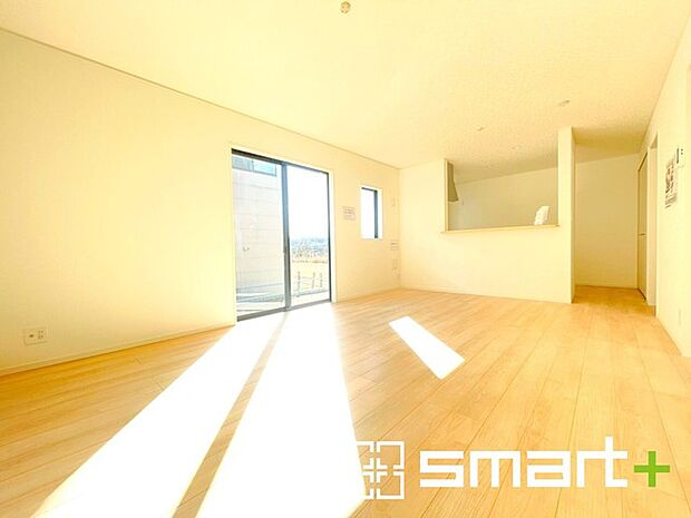 ~穏やかな陽の入るLDK~ ・大きな窓のあるLDKは陽当りも良好で明るい空間となっております。 ・ご家族団らんなど過ごす時間の多いLDKが明るいのは嬉しいポイントですね。