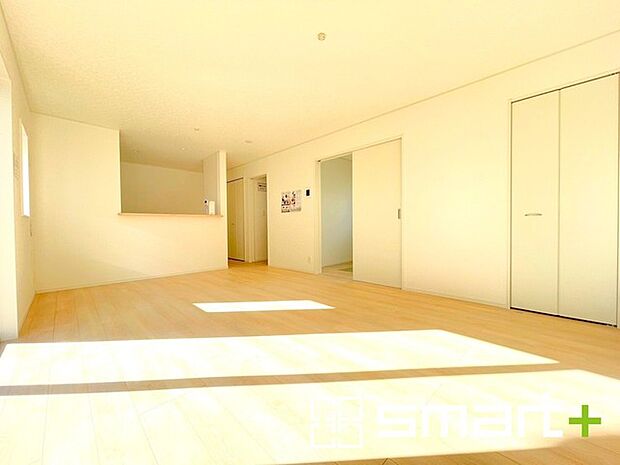 ~ナチュラルな色彩のLDK~ ・自然な風合いの色味で纏められたLDKは家具のコーディネートもしやすくなっております。 ・どんなインテリアにするか、考えるだけでも楽しくなりますね。