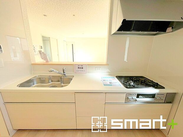 ~使い勝手の良いシステムキッチン~ ・料理がしやすい設計のキッチンでお料理もはかどりますね。 ・もちろんキッチン下部は収納になっておりますので、フライパンなども収納可能です。