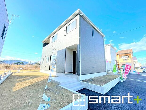 ~ベタ基礎でしっかりとした土台~ ・コンクリートの中に鉄筋を配し強度を高めた「ベタ基礎」を採用。 ・しっかりとした土台を造ったうえで、その上に建物が築造されていきます。