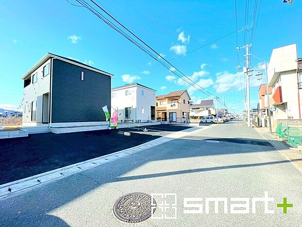 ~閑静な住宅街の立地~ ・周辺は閑静な住宅街となっておりますので、静かな暮らしをご実現いただけます。 ・前面道路の交通量も多くないので、小さなお子様がいるご家庭でもご安心ですね。