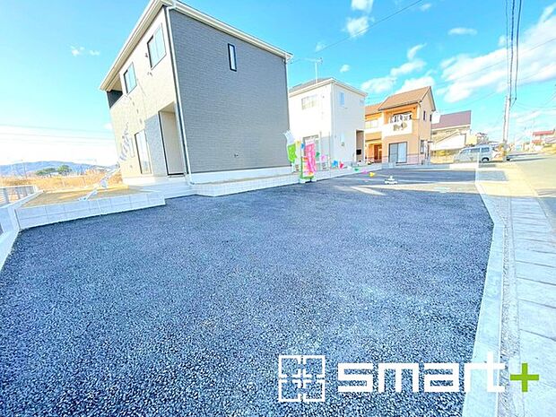 ~駐車場は2台分ご用意~ ・駐車場は2台分ございますので、車通勤の方や複数台お持ちの方にもお勧めのお住まいです。 ・カーポートなどのオプションもお気軽にご相談くださいませ。