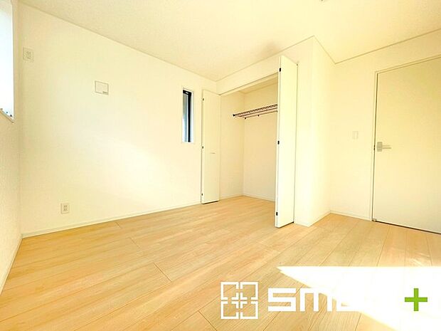 ~収納豊富な洋室~ ・各居室に備え付けの収納をご用意。タンスなどを置く場合と比べ出っ張らないので部屋の中を有効のご活用いただけます。 ・収納の広さなどぜひ現地でご確認くださいませ。