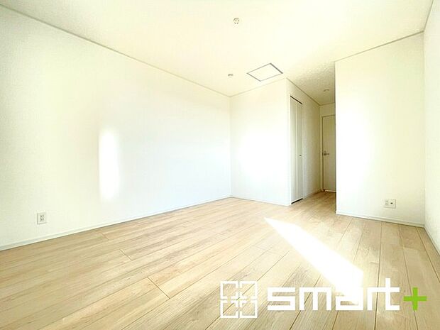 ~ウォークインクローゼットのあるお部屋~ ・人気のウォークインクローゼットをご用意。季節物や趣味の道具などもスッキリと収納が可能です。 ・最近流行りの収納術などもぜひご活用くださいませ。