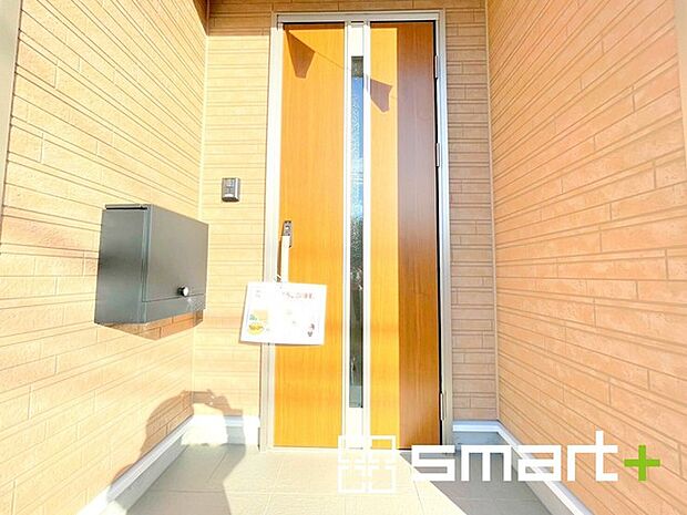 ～お住まいの顔「玄関」～ ・玄関ドアの上にはもちろん軒がございますので、雨の日でも濡れずに鍵の開閉が可能です。 ・鍵は防犯性に優れたディンプルキーを採用。 