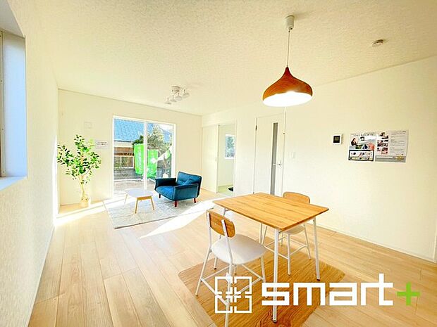 ～ナチュラルな色彩のＬＤＫ～ ・自然な風合いの色味で纏められたＬＤＫは家具のコーディネートもしやすくなっております。 ・どんなインテリアにするか、考えるだけでも楽しくなりますね。 