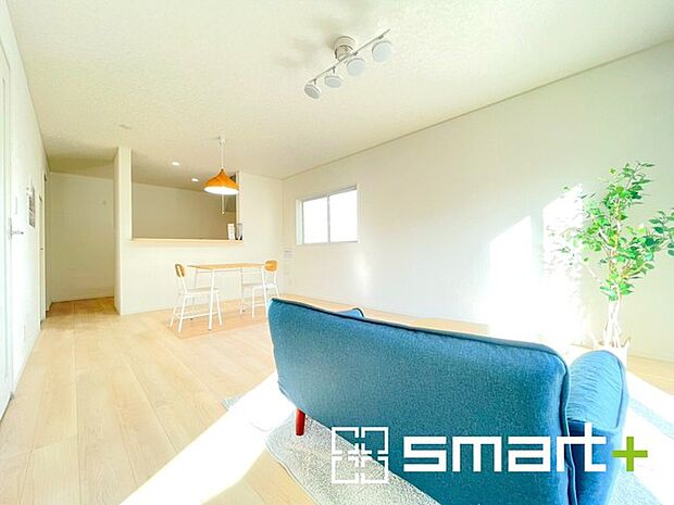 ～穏やかな陽の入るＬＤＫ～ ・大きな窓のあるＬＤＫは陽当りも良好で明るい空間となっております。 ・ご家族団らんなど過ごす時間の多いＬＤＫが明るいのは嬉しいポイントですね。 