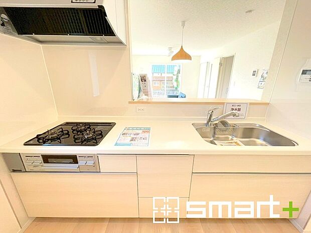 ~人気のカウンターキッチン~ ・キッチンは人気のカウンタータイプを採用。「ご家族の顔が見える」造りです。 ・汚れの付きづらい天板、水はけの良いシンクなど機能面でも充実の仕様。