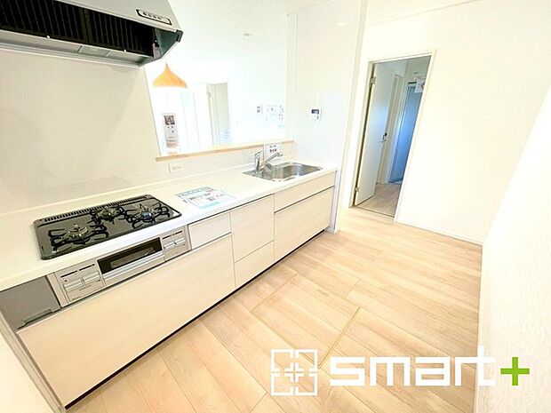 ~使い勝手の良いシステムキッチン~ ・料理がしやすい設計のキッチンでお料理もはかどりますね。 ・もちろんキッチン下部は収納になっておりますので、フライパンなども収納可能です。