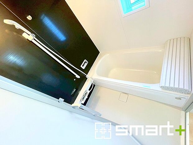 ～浴室乾燥機付きの浴室～ ・浴室には乾燥機が付いているので雨の日でも洗濯物を干すことが可能です。 ・水はけの良い床材など機能面も充実。マイクロバルなどオプションもご相談くださいませ。 