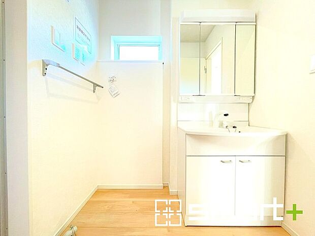 ～人気の三面鏡を採用～ ・洗面台は三面鏡仕様なので鏡の角度を変える事で頭の後ろの方までご確認可能です。 ・鏡の裏が収納になっておりますので、洗面台周りもスッキリと片付きます。 