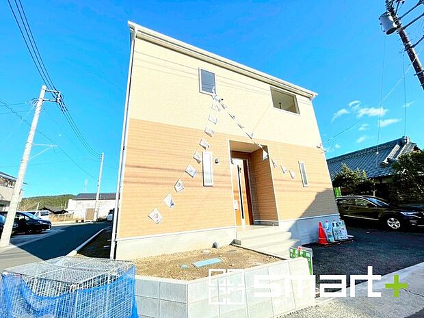 ～明るさを感じる外観～ ・外壁は2トーンカラーを採用し、デザイン性に優れた見た目となっております。 ・帰宅した際にホッと感じるような飽きのこない外観。ぜひ現地でご確認くださいませ。 