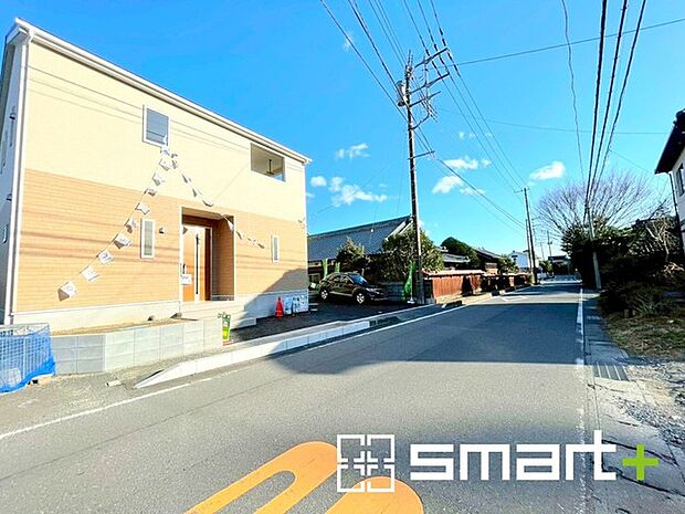 ～閑静な住宅街の立地～ ・周辺は閑静な住宅街となっておりますので、静かな暮らしをご実現いただけます。 ・前面道路の交通量も多くないので、小さなお子様がいるご家庭でもご安心ですね。 