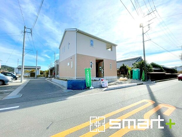 〜開放感ある角地のお住まい〜 ・2方向が空く事で開放感のある角地に位置しております。 ・窮屈な感じが無く、ゆったりと暮らせるこの魅力をぜひ現地でご体感くださいませ。