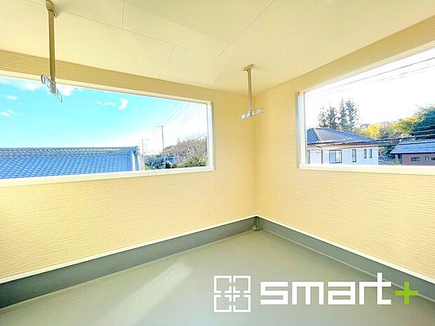 ~屋根付きのバルコニー~ ・バルコニーは屋根付きなので急な雨でも安心です。 ・奥行きもあるので洗濯物が干しやすいのも嬉しいポイントですね。