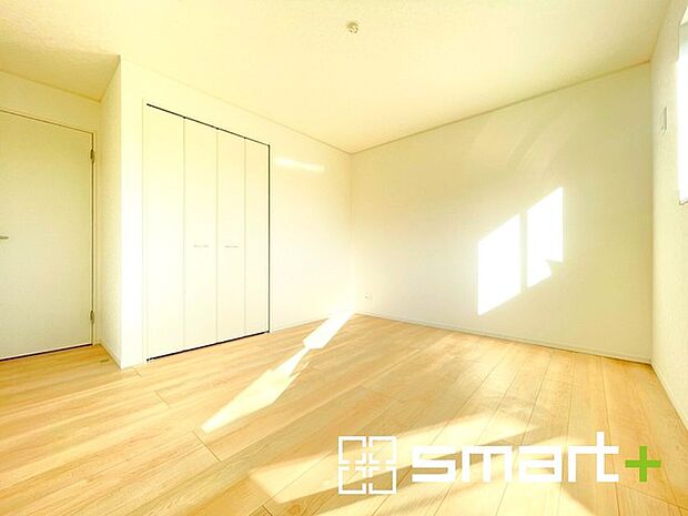 ～収納豊富な洋室～ ・各居室に備え付けの収納をご用意。タンスなどを置く場合と比べ出っ張らないので部屋の中を有効のご活用いただけます。 ・収納の広さなどぜひ現地でご確認くださいませ。 