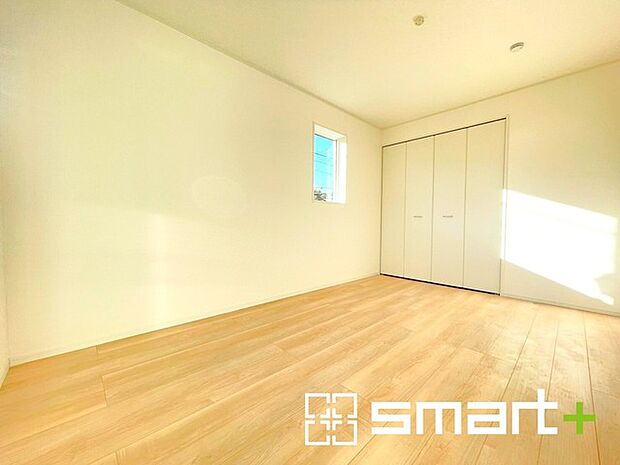 ~2面採光の明るいお部屋~ ・洋室は2面採光とする事で穏やかな陽の入る明るい空間となっております。 ・くつろぎのプライベート時間を明るい空間で穏やかにお過ごしいただけます。