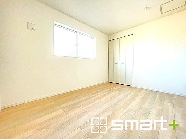 ~自然な風合いの洋室~ ・ナチュラルな色彩で纏められた洋室は家具のコーディネートもしやすくなっております。 ・どんな家具にするか考えるだけでも楽しくなってきますね。