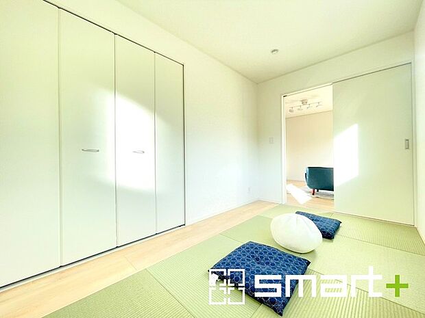 ~「和みの部屋」和室をご用意~ ・ゴロンと寝転がったり、お子様のいるご家庭ではお子様を寝かしつけたり、などご活用いただける和室をご用意。 ・やはり畳の香りは心が落ち着きますね。