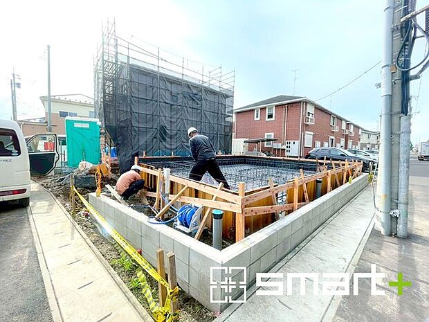 〜ベタ基礎でしっかりとした土台〜 ・コンクリートの中に鉄筋を配し強度を高めた「ベタ基礎」を採用。 ・しっかりとした土台を造ったうえで、その上に建物が築造されていきます。 