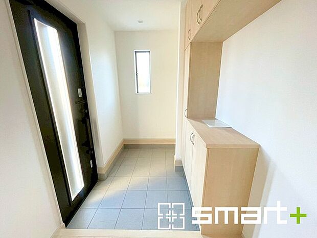 〜シューズインクロークのある玄関〜 ・玄関横にシューズインクロークをご用意。 ・追加の靴置きとしてはもちろん、スキー・ゴルフなど趣味の用具の置場としてもご利用いただけます。