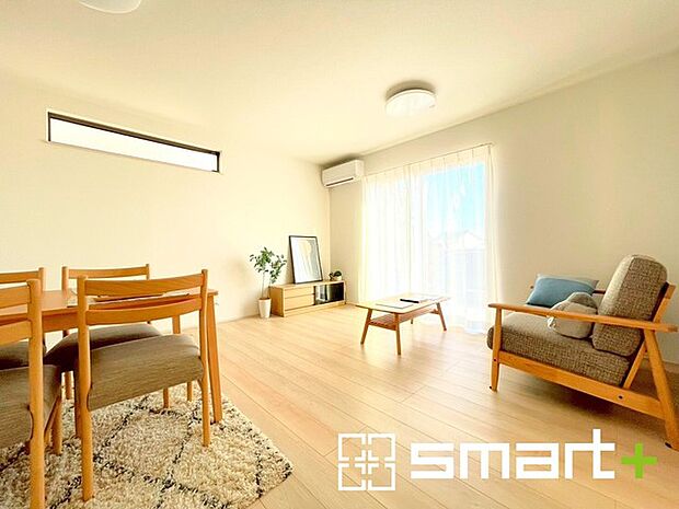 〜穏やかな陽の入るLDK〜 ・大きな窓のあるLDKは陽当りも良好で明るい空間となっております。 ・ご家族団らんなど過ごす時間の多いLDKが明るいのは嬉しいポイントですね。