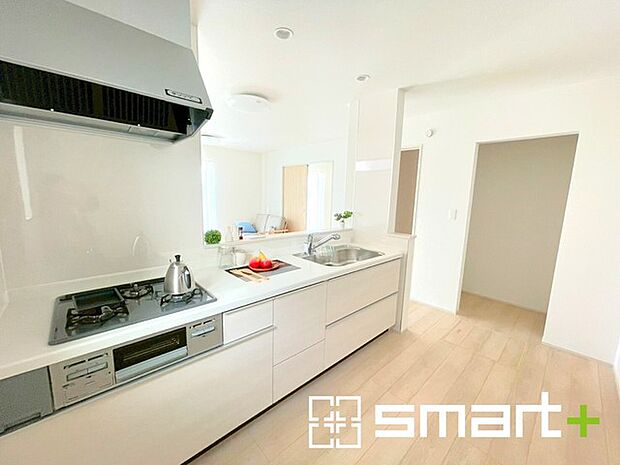 〜パントリーのあるお住まい〜 ・キッチン横にパントリー(食糧庫)をご用意。買い溜めした食材などはもちろん、ティッシュなどの置場としてもご利用いただけます。 ・ぜひ現地でご確認くださいませ。