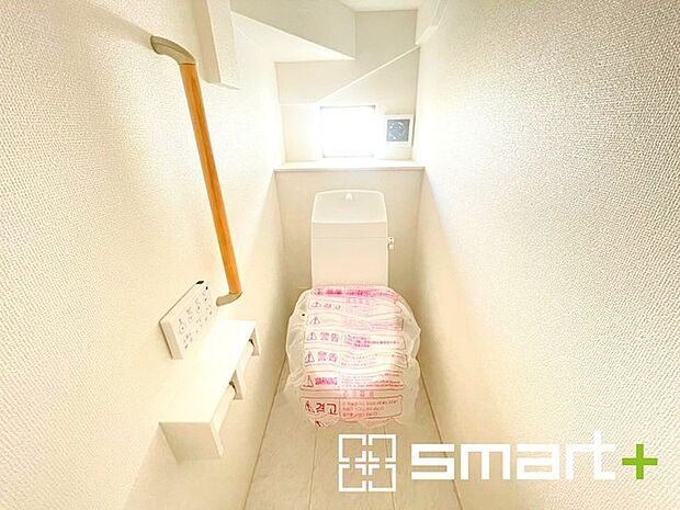 〜窓付きの明るいトイレ〜 ・清潔感あるシャワートイレ。窓があるので換気もしやすく快適ですね。 ・背面にある棚はトイレットペーパーなどの置き場や飾り棚としても利用できますね。