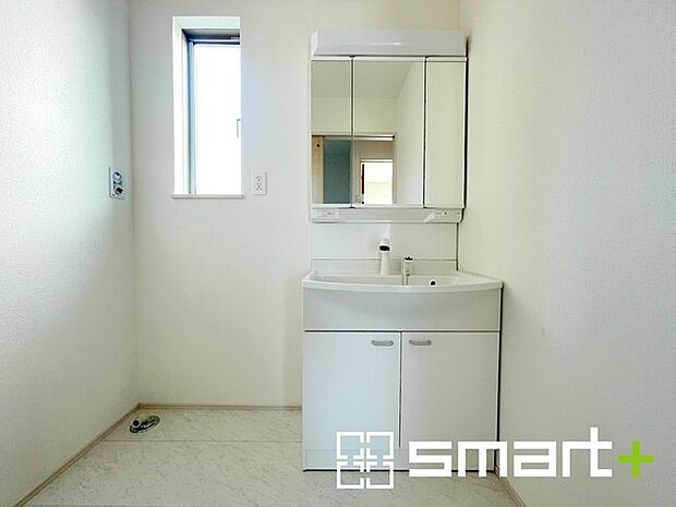 〜人気の三面鏡を採用〜 ・洗面台は三面鏡仕様なので鏡の角度を変える事で頭の後ろの方までご確認可能です。 ・鏡の裏が収納になっておりますので、洗面台周りもスッキリと片付きます。