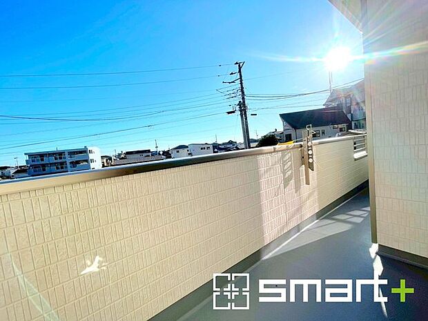 〜洗濯物も干しやすいバルコニー〜 ・陽当たり良好な南側のバルコニーは2部屋から出入りができて毎日のお洗濯も快適。 ・テラス屋根等のオプションもお気軽にご相談くださいませ。