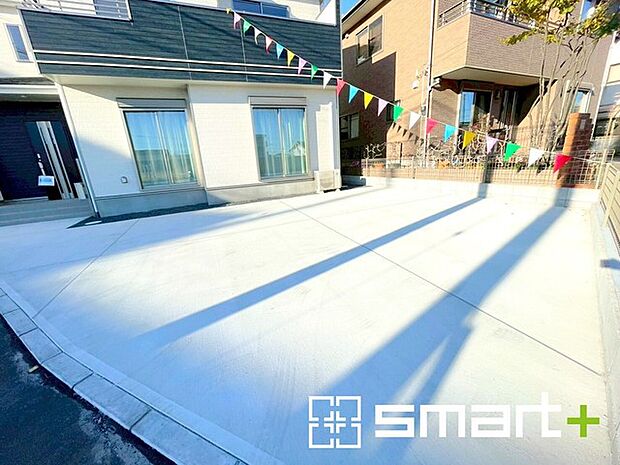 〜ゆとりあるカースペース2台分〜 ・セカンドカーや来客時にも困らないカースペース2台分は並列駐車可能でお車の出し入れもラクラク。 ・カーポートなどのオプションもお気軽にご相談くださいませ。