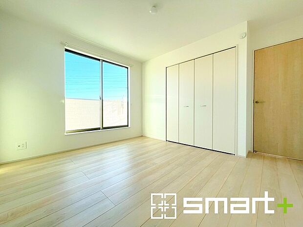 〜バルコニーに面した洋室〜 ・バルコニー側の大きな窓から穏やかな陽が差し込む明るい洋室はゆとりある広さ。 ・ご夫婦やご兄弟でもゆったりとお過ごしいただけます。