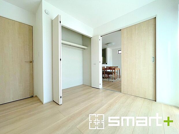 〜リビング横の洋室〜 ・お子様のプレイルームやお昼寝、趣味のお部屋など、用途様々な1階洋室。 ・寝室はもちろん、玄関から直接出入り可能なのでゲストルームにも利用できますね。