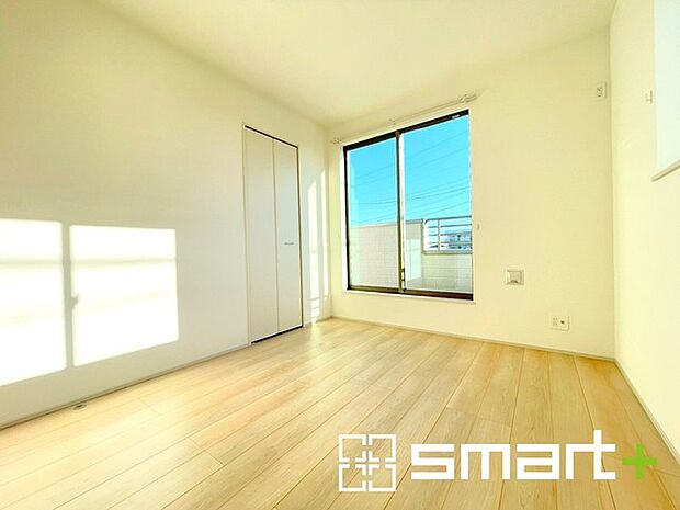 〜明るく暖かな光が差し込む洋室〜 ・大きな窓からたっぷりの光が舞い込み、お部屋全体を優しく包み込んでくれます。 ・陽当たり良好のバルコニーは2部屋から出入りができて毎日のお洗濯も快適。