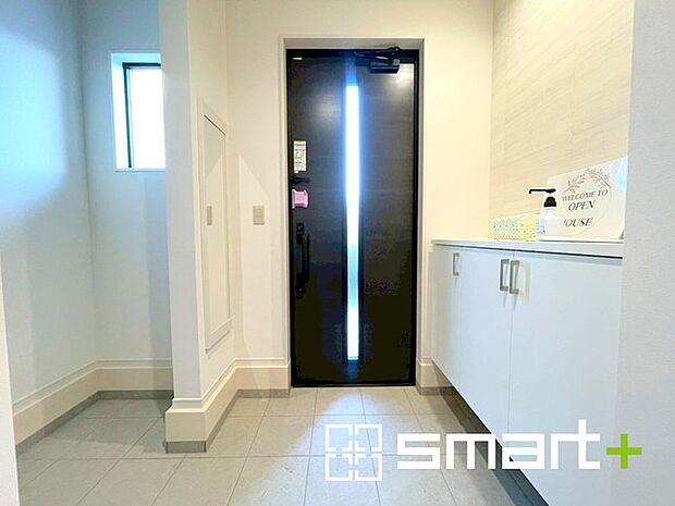 〜シューズインクロークのある玄関〜 ・玄関横にシューズインクロークをご用意。 ・追加の靴置きとしてはもちろん、スキー・ゴルフなど趣味の用具の置場としてもご利用いただけます。