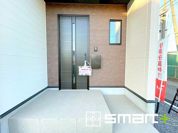 〜お住まいの顔「玄関」〜 ・玄関ドアの上にはもちろん軒がございますので、雨の日でも濡れずに鍵の開閉が可能です。 ・鍵は防犯性に優れたディンプルキーを採用。