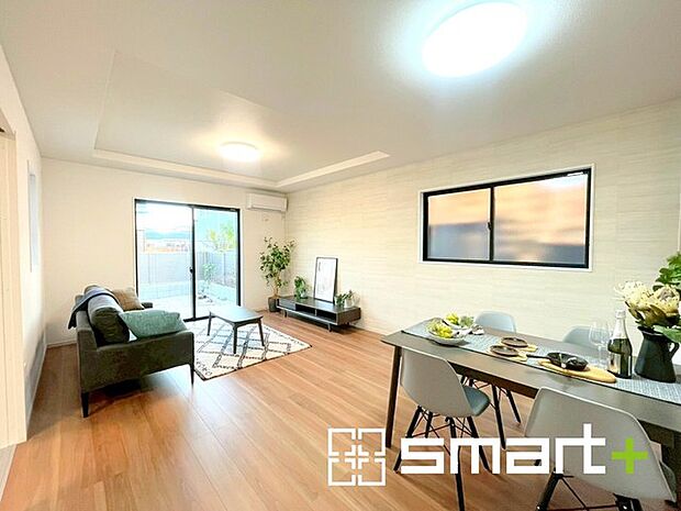 〜穏やかな陽の入るLDK〜 ・大きな窓のあるLDKは陽当りも良好で明るい空間となっております。 ・ご家族団らんなど過ごす時間の多いLDKが明るいのは嬉しいポイントですね。