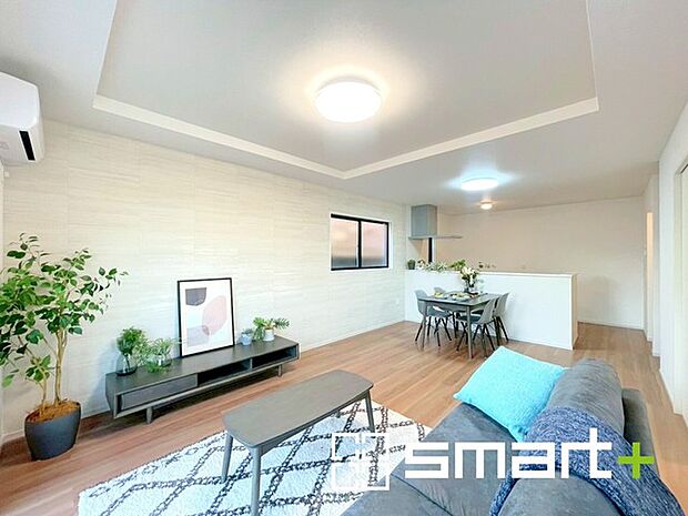 〜折り上げ天井のあるLDK〜 ・一部天井を高くする折り上げ天井を配する事で縦への空間が生まれ、開放感のある広々とした仕様に。 ・ぜひ現地でその魅力をご体感くださいませ。