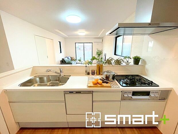 〜人気のカウンターキッチン〜 ・キッチンには余計な柱が無いので、リビングが見渡せ開放感のある造りとなっております。 ・蛇口には浄水器が内蔵されるなど機能面でも優れたキッチンです。