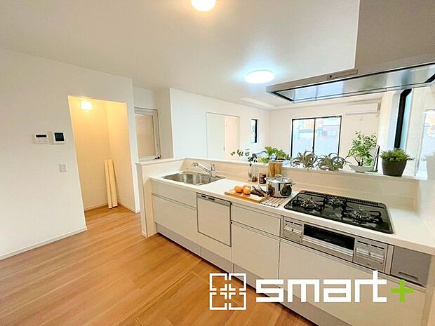 〜食器洗浄機を標準装備〜 ・キッチンにはビルトインタイプの食器洗浄機を標準装備。 ・家事にかける時間を削減でき、「自分時間」を増やすことができる嬉しいアイテムです。