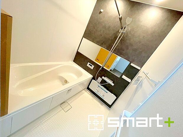 〜浴室乾燥機付きの浴室〜 ・浴室には乾燥機が付いているので雨の日でも洗濯物を干すことが可能です。 ・水はけの良い床材など機能面も充実。マイクロバルなどオプションもご相談くださいませ。