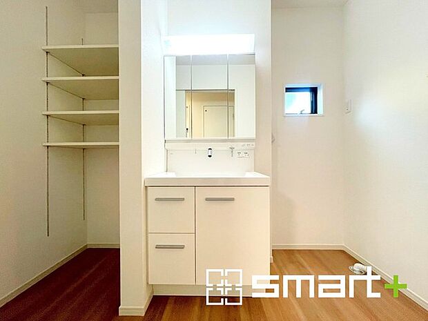 〜収納も充実の洗面所〜 ・洗面所にはリネンスペースを設ける事でタオルや洗剤などの置場にも困りません。 ・意外とリネンスペースがある物件は少ないので、ぜひ現地でその魅力をご確認ください。