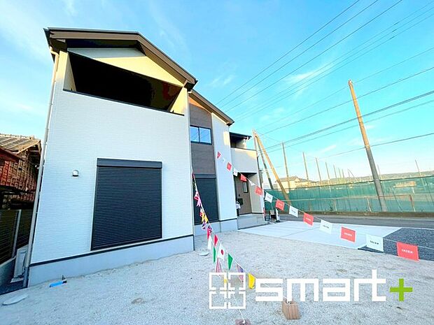 〜お庭もある余裕の敷地〜 ・広々した敷地にはお庭もご用意。お庭があるだけで余裕を感じますね。 ・防草シートや人工芝の敷設などのオプションもお気軽にご相談くださいませ。 