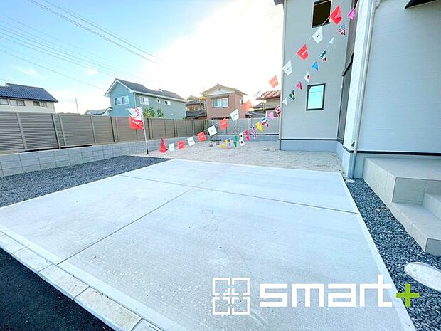 〜ゆとりあるカースペース2台分〜 ・セカンドカーや来客時にも困らないカースペース2台分は並列駐車可能でお車の出し入れもラクラク。 ・カーポートなどのオプションもお気軽にご相談くださいませ。