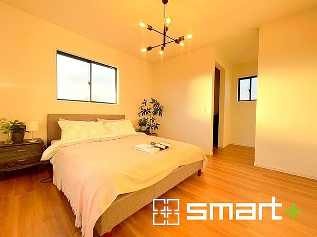 〜ＷＩＣ付きの洋室〜 ・バルコニー側の大きな窓から穏やかな陽が差し込む明るい洋室はウォークインクローゼット付。 ・10.5帖のゆとりある広さでご夫婦やご兄弟でもゆったりお過ごしいただけます。 