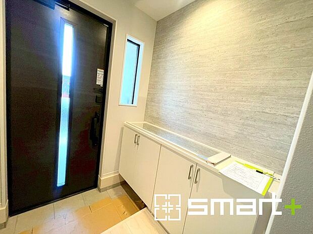 〜穏やかな陽が入る玄関〜 ・玄関ドアにガラス部分を設ける事で穏やかな陽の入る玄関になります。 ・備え付けのシューズボックスはたっぷりしまえて玄関がスッキリ片付きますね。 