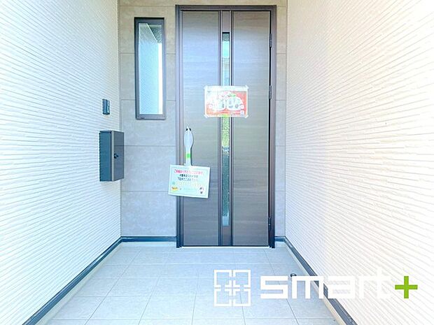 〜お住まいの顔「玄関」〜 ・玄関ドアの上にはもちろん軒がございますので、雨の日でも濡れずに鍵の開閉が可能です。 ・鍵は防犯性に優れたディンプルキーを採用。 