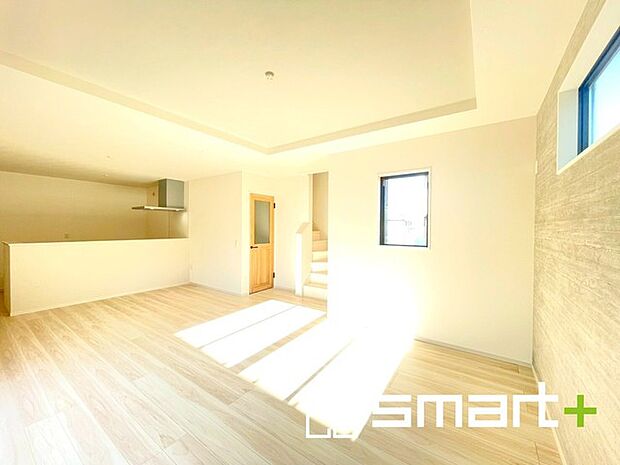 〜穏やかな陽の入るLDK〜 ・大きな窓のあるLDKは陽当りも良好で明るい空間となっております。 ・ご家族団らんなど過ごす時間の多いLDKが明るいのは嬉しいポイントですね。