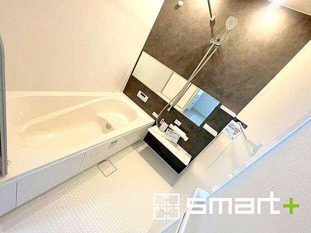 〜浴室乾燥機付きの浴室〜 ・浴室には乾燥機が付いているので雨の日でも洗濯物を干すことが可能です。 ・水はけの良い床材など機能面も充実。マイクロバルなどオプションもご相談くださいませ。